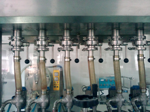 linear filling machine for cream close-up shot van roomvulmachine.jpg