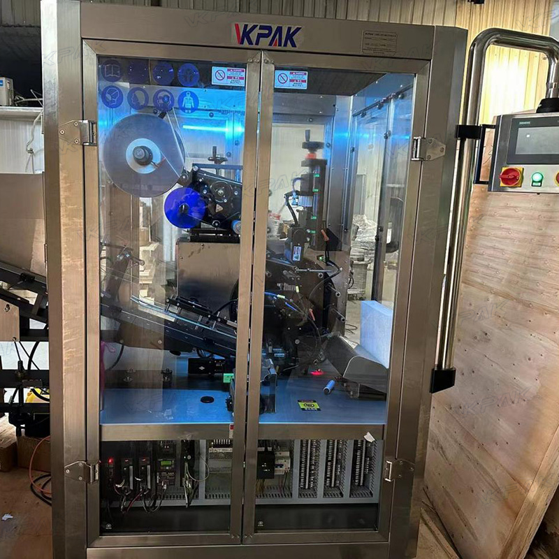 Automatische etiketteermachine voor zachte plastic buizen met buizentoevoersysteem