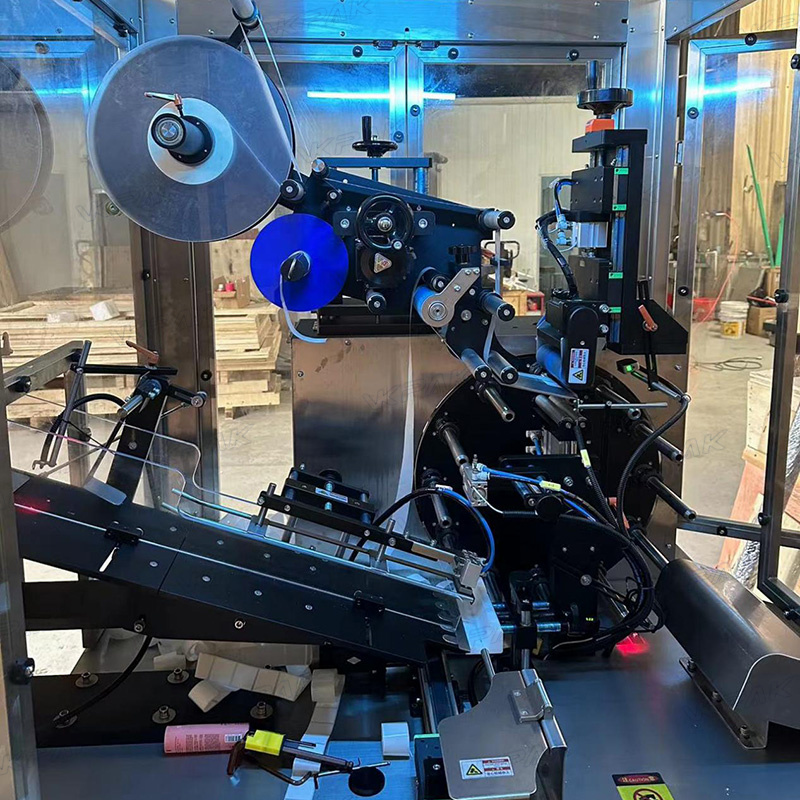 Automatische etiketteermachine voor zachte plastic buizen met buizentoevoersysteem