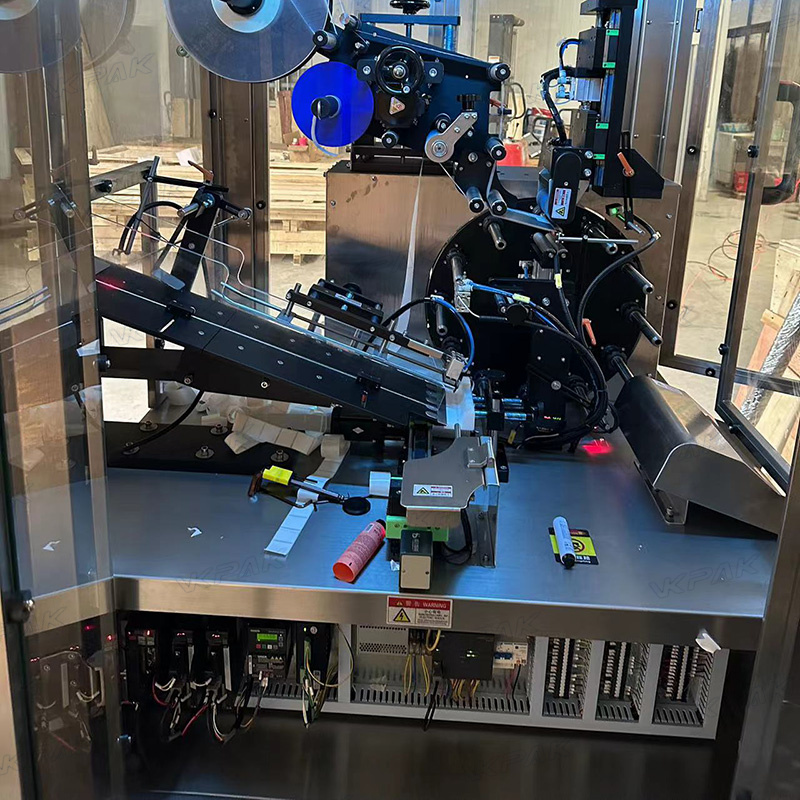 Automatische etiketteermachine voor zachte plastic buizen met buizentoevoersysteem