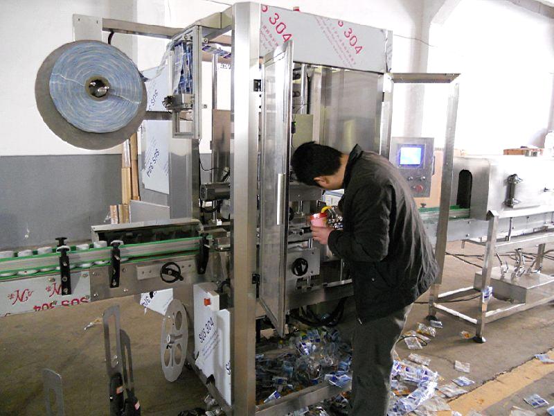 sleeve labeling machine with shrink tunnel China_Automatische_krimpfolie_etiketteermachine_voor_dagelijks_gebruik