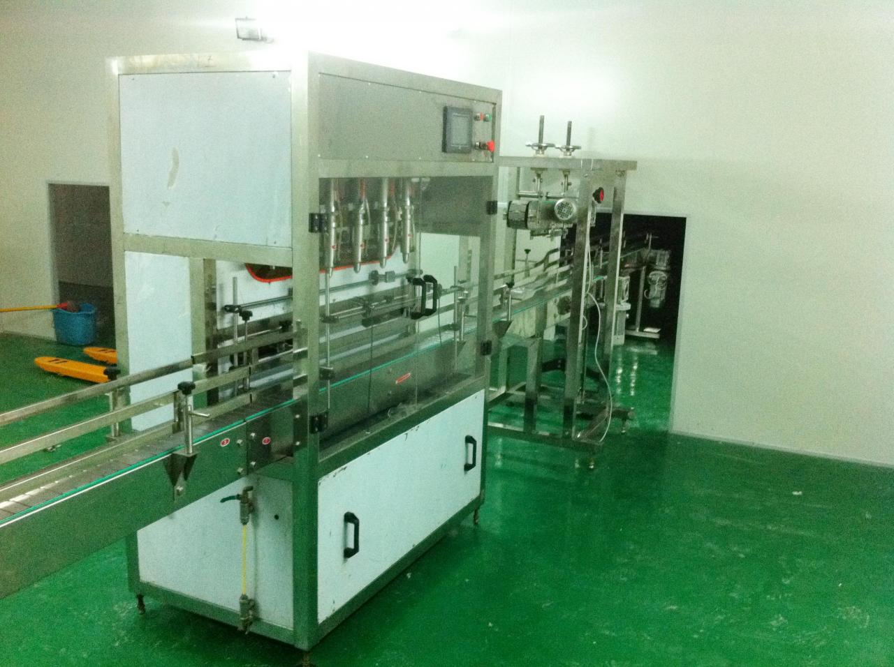 Linear filling machine with 4 filling heads LINEAIRE VULMACHINE.jpg