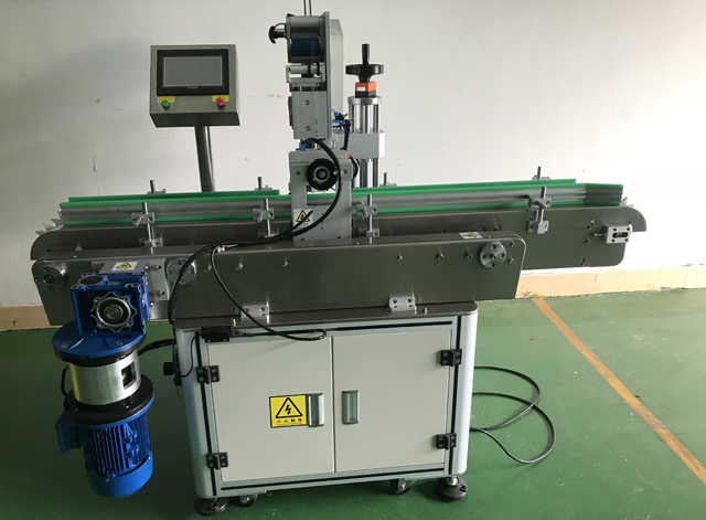 etikettering lippenstift machine op maat.jpg