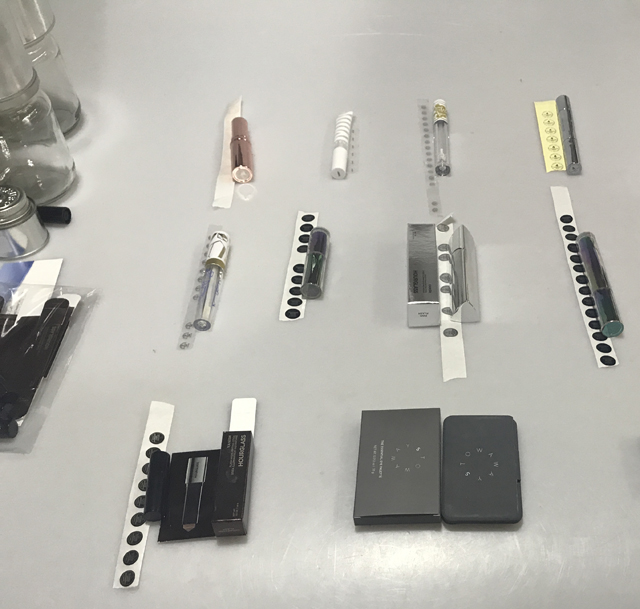 etiketten en lippenstift cosmetische producten.jpg