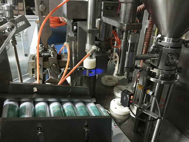 automatisch buisvoedingssysteem voor het vullen en verzegelen.jpg