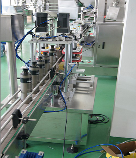 automatic capping machine with manual caps feeder system automatische doppensluiter met handmatige doppentoevoer.jpg