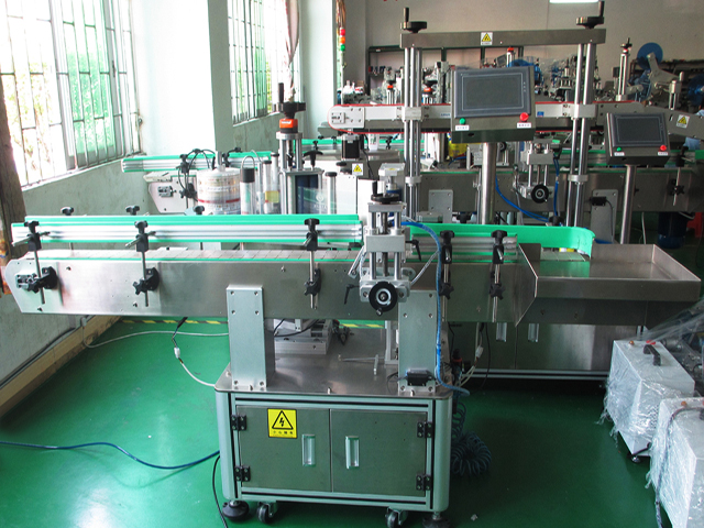 labeling machine with positioning system ETIKETTERINGSAPPARATUUR FLESSEN PLC.jpg