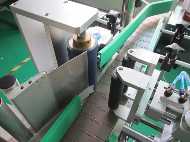 PLC controlling system bottle labeling machine ETIKETTERINGSAPPARATUUR FLESSEN PLC2.jpg