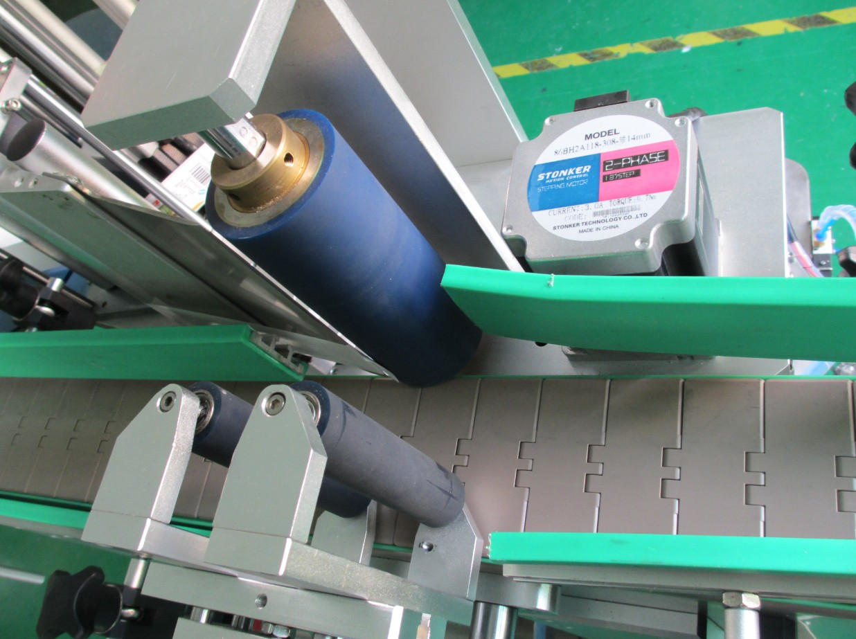 PLC controlling system bottle labeling machine ETIKETTERINGSAPPARATUUR FLESSEN PLC2.jpg