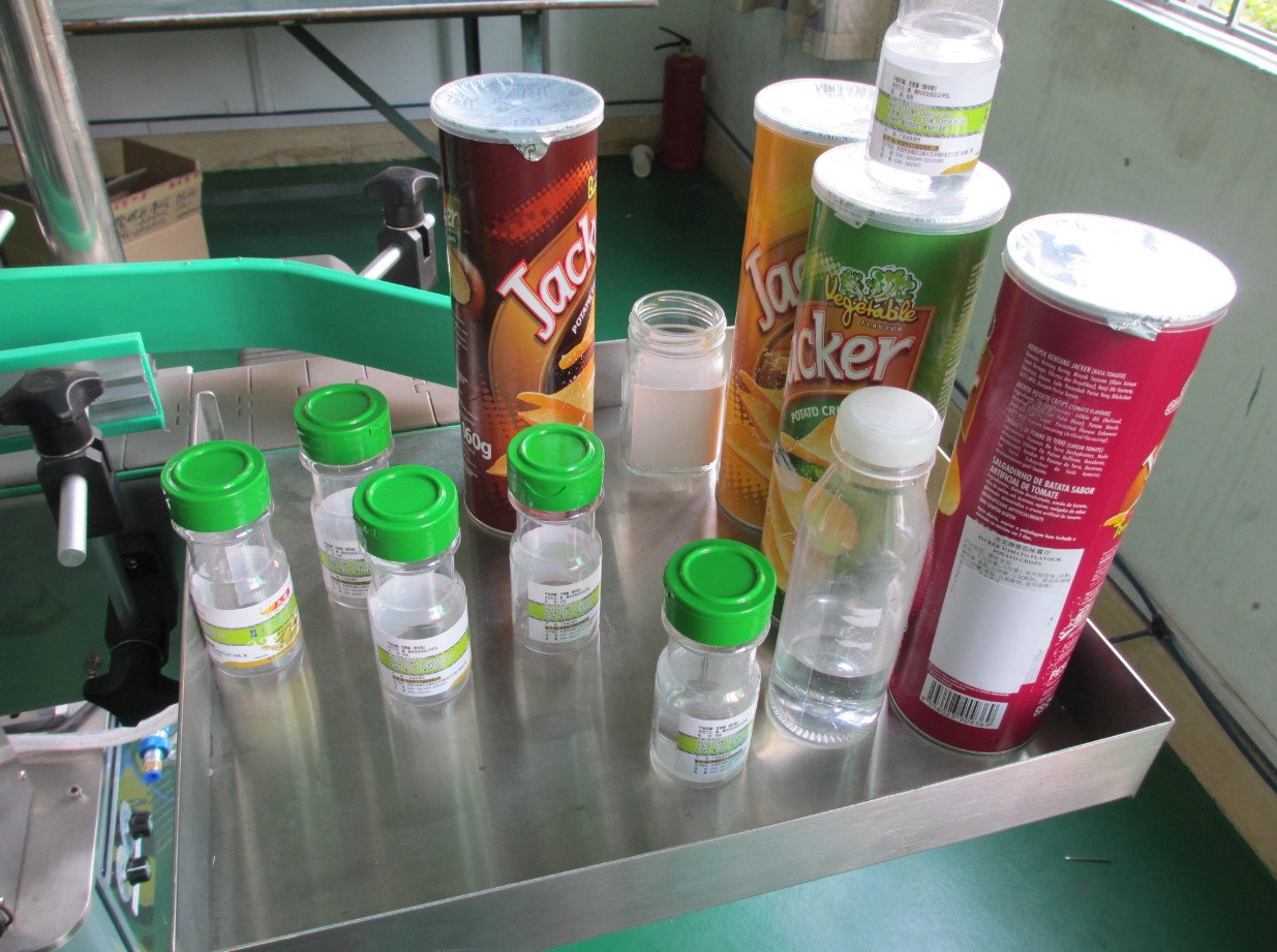 automatic vertical round bottle labeling equipment RONDE Blikken LABELER ETIKETTIERMASCHINE.jpg