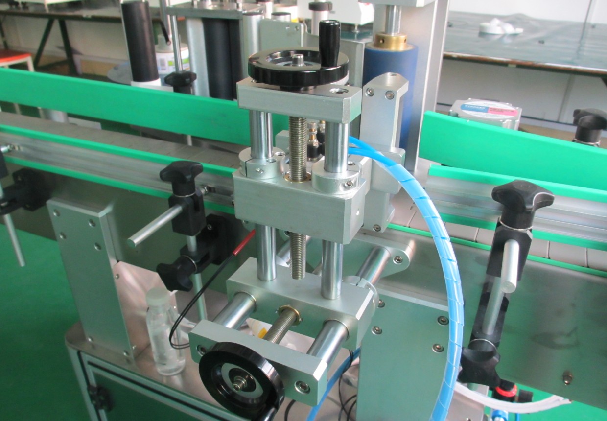 labeling machine with positioning system ETIKETTERINGSAPPARATUUR FLESSEN PLC.jpg