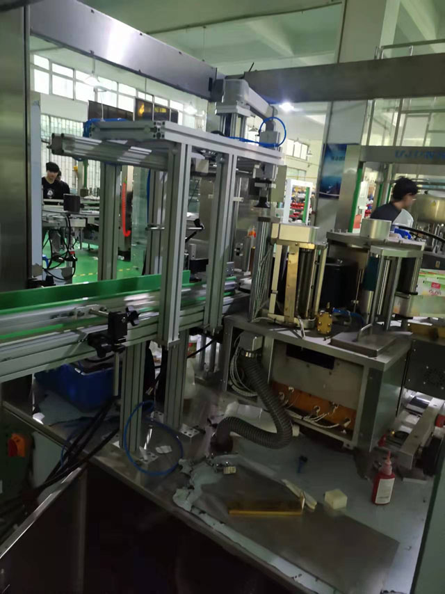 smeltlijm etiketteermachine.jpg