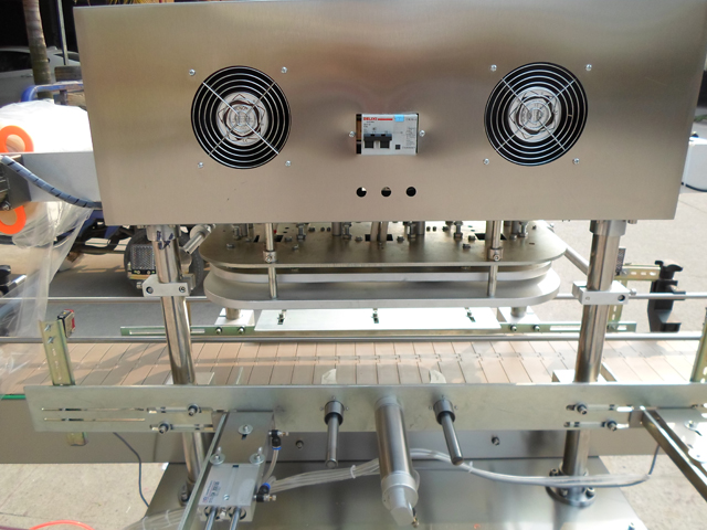 stainless steel frame for jars sealign machinery AUTOMATISCHE aluminiumfolie-sluitmachine.jpg