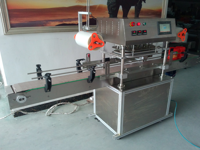 side pictures for automatic jars sealing machine sealmachine in werking.jpg