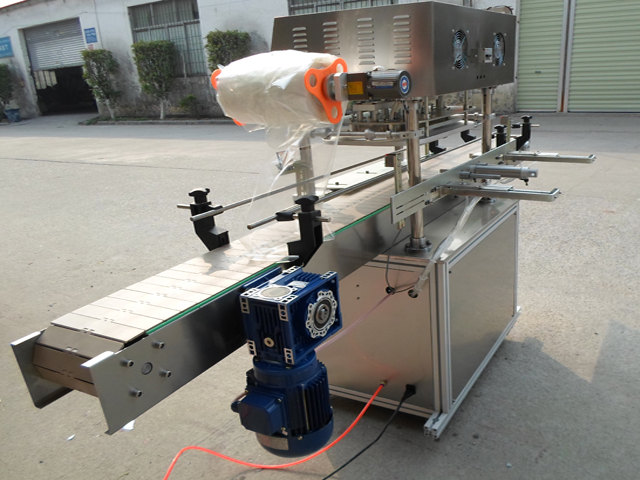automatic jars sealing equipment in factory potten sluitmachine.jpg
