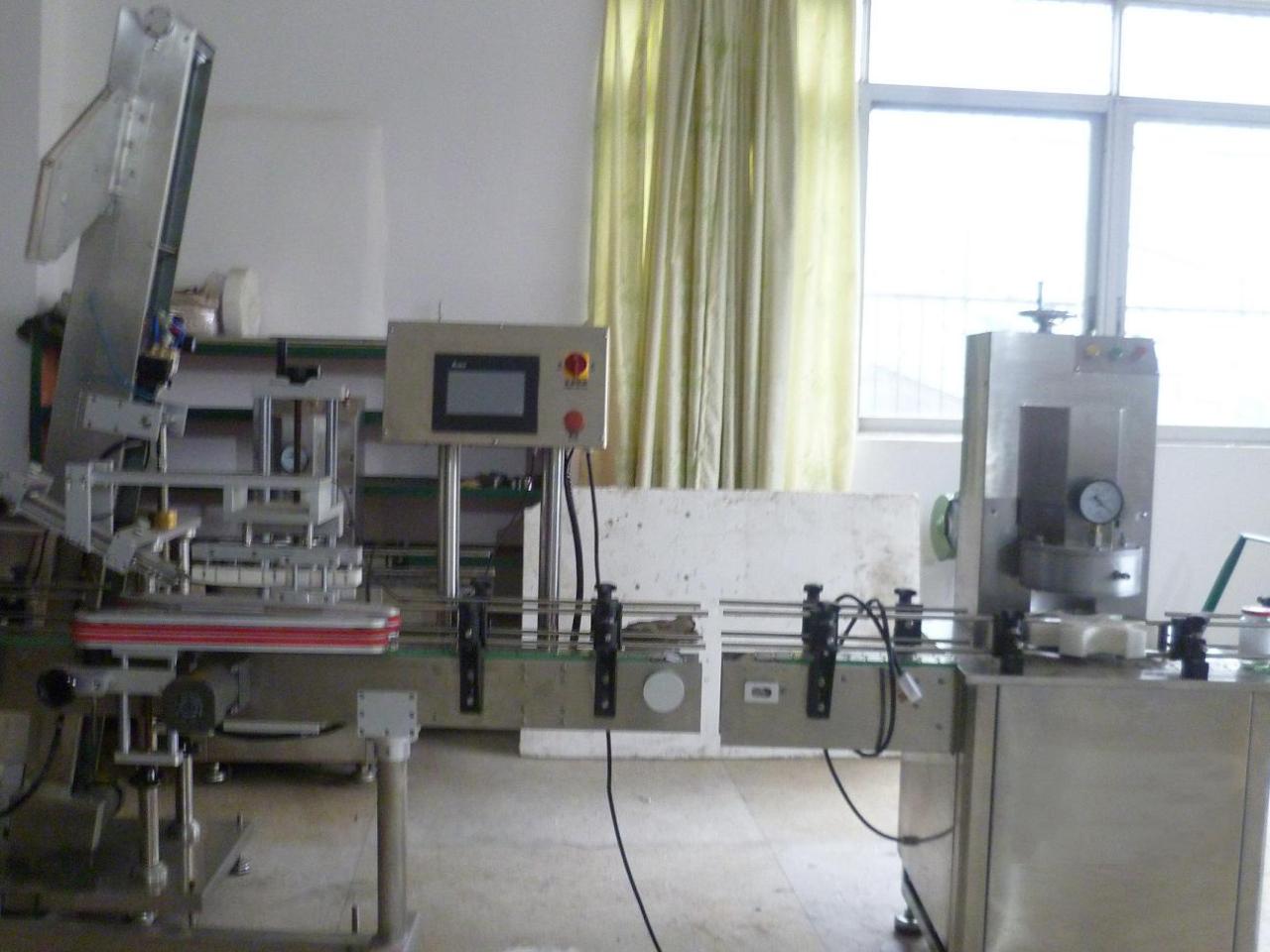 vacuum capping machine with cap placement vacuümsluiter voor glazen pot.JPG