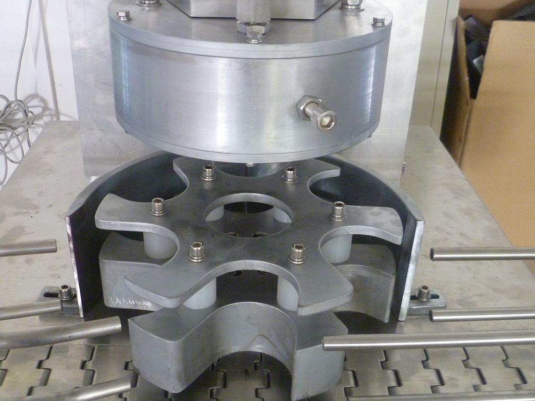 rotary vacuum capper machinery vacuümafsluitmachine roterende kop.JPG