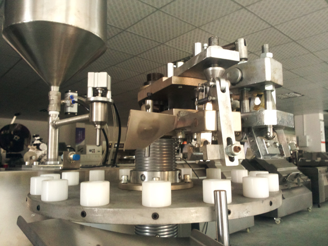 metal tubes filling folding machine buizen vullen sluitmachines op voorraad.jpg