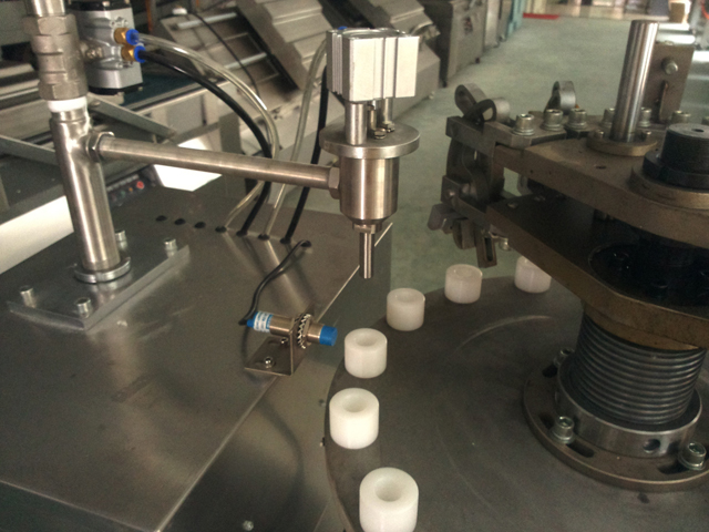 filling nozzles for aluminum tubes filling process afdichtingsvulling voor metalen buizen.jpg