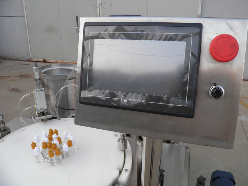 filling plugging capping labeling production line E-liquid PLC-flesvuller, dop, etikettering.jpg