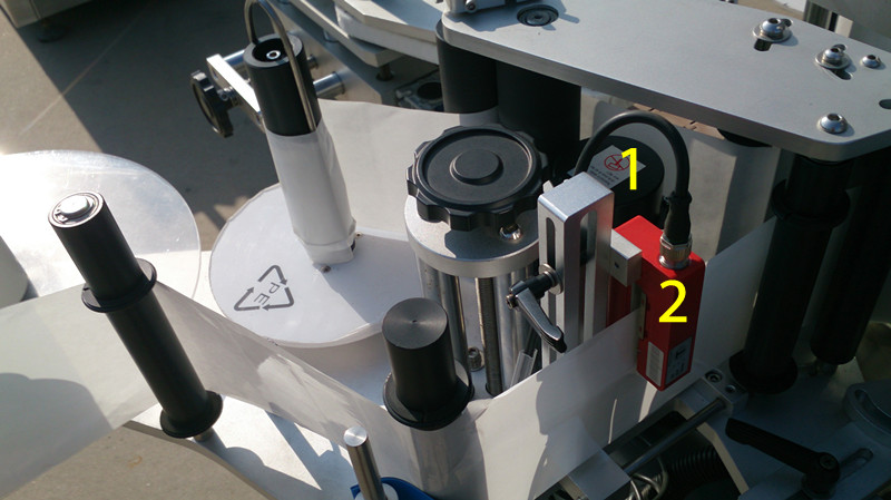 labeling machine for E liquid small bottles etikettering voor E-liquid close pictures.jpg