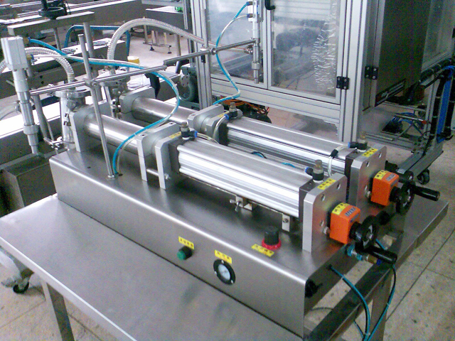 double heads liquid filling machine 2-kops vulmachine voor vloeibaar wasmiddel.jpg