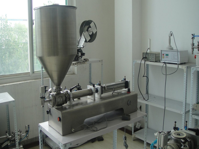 Full pneumatic liquid&paste filling machine 50-1000ML ENKELE KOP MET TRECHTERVULMACHINE.jpg