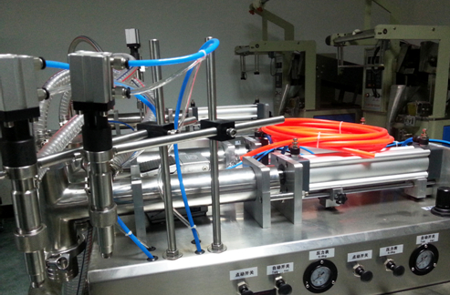 liquid filling machinery semi automatic horizontale vloeistofvuller volledig pneumatisch.jpg