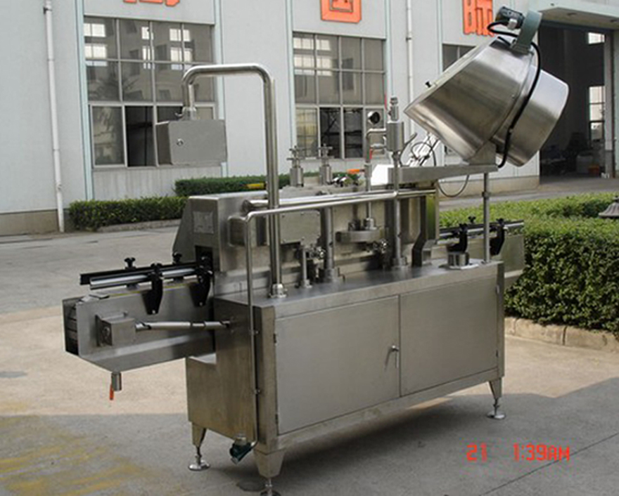 PLC-controlled system glass Jar twist off Steam Capper equipment vacuum capping machine for Glass Jars achterkant van draai-af vacuümdop.jpg