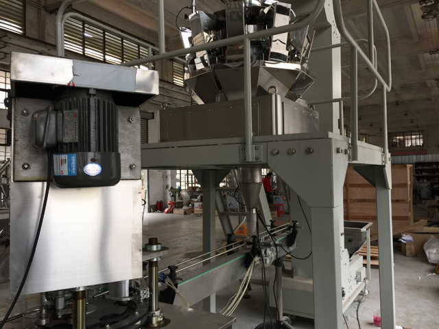 BLIKKEN VULLEN SLUITEN MACHINE close shot.jpg