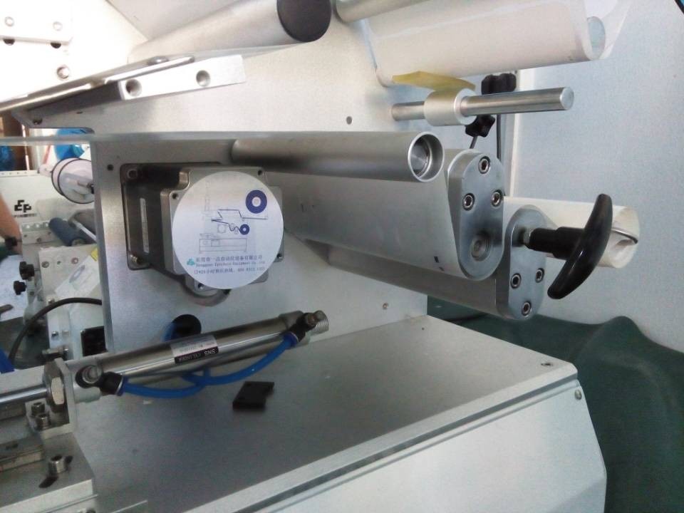 close shot for labeling machines semi-automatische roletiketteermachines.