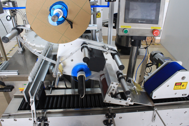 rolling bars from horizontal labeling machine synchrone band voor rollende flessen.jpg