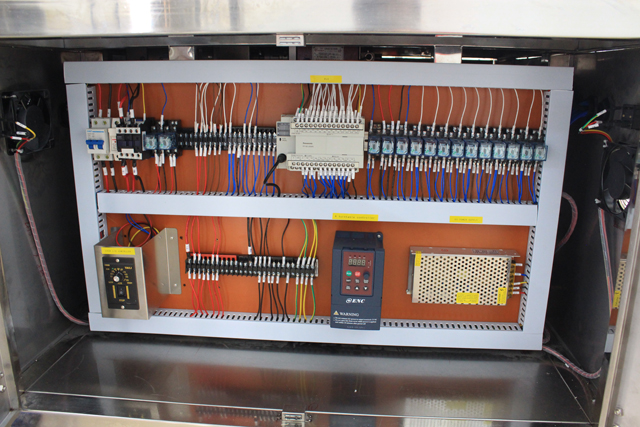 horizontal small bottles labeling machine picture horizontale etiketteermachine actuele afbeelding.jpg