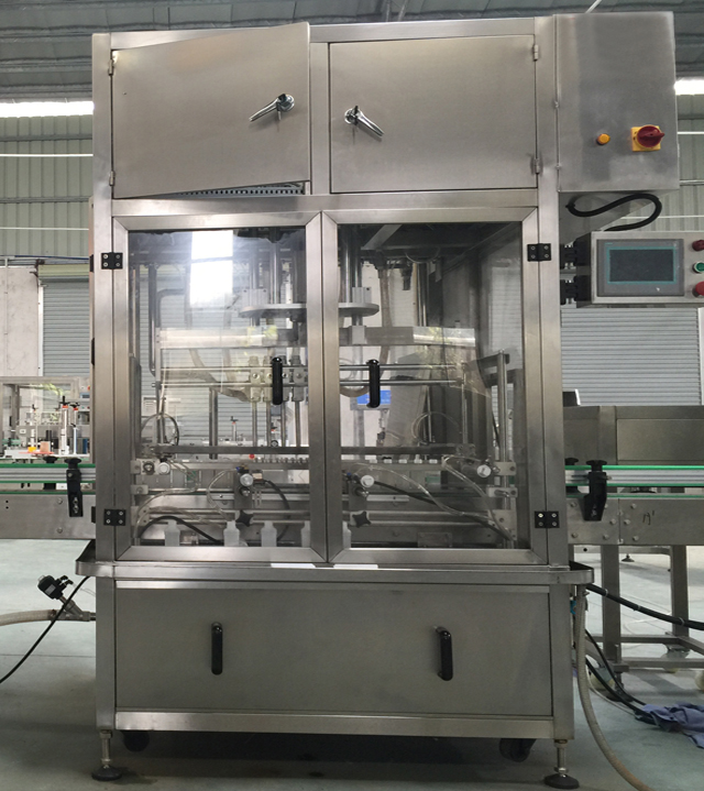 Linear filling machine with 4 filling heads LINEAIRE VULMACHINE.jpg