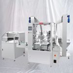 Vloeibare kleine flesvul-, dop- en etiketteermachine met ontwarmachine