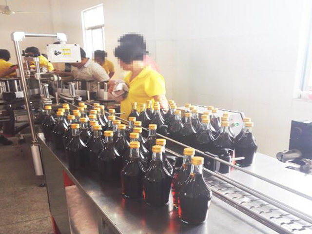 Machines draaien in fabriek.jpg