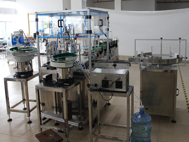 werkelijke foto's van het vullen van doppen en etikettering.jpg