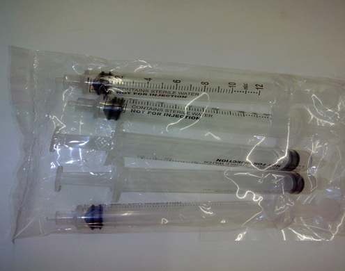 syringes spuit vullen dichterbij.jpg