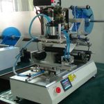 Pneumatische vlakke, vierkante, ronde flessen roletiketteermachine met codeerder