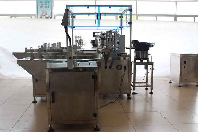 vullen en afsluiten van essentiële olie machine.jpg