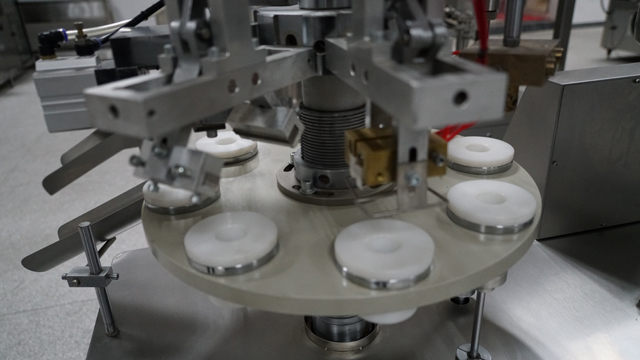 semi-automatische buisvuller- en sluitlijn.jpg