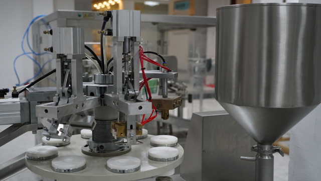 tubevuller sealer plastic.jpg