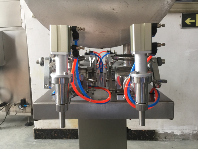 two filling nozzles pneumatic filler equipment sproeiers twee.jpg