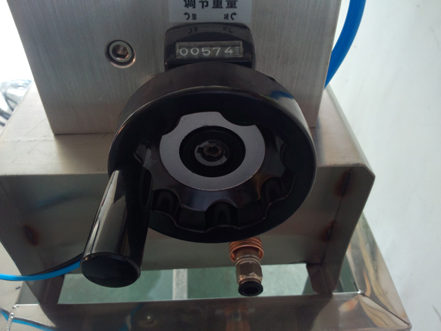 liquid filling machine semi automatic Shampoo vulmachine.jpg