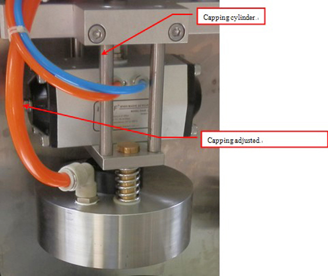 capping part from semi automatic vacuum capper afdekkop.jpg