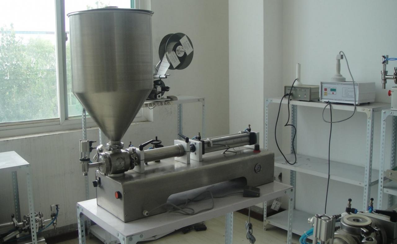 liquid paste filling machine with vertical hopper ENKELE KOP MET TRECHTERVULMACHINE.jpg
