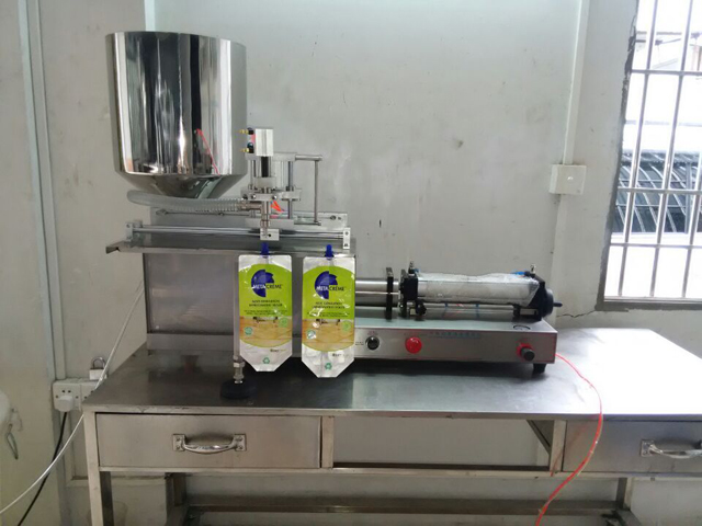 Machine voor het vullen van spuitzakken (4).jpg