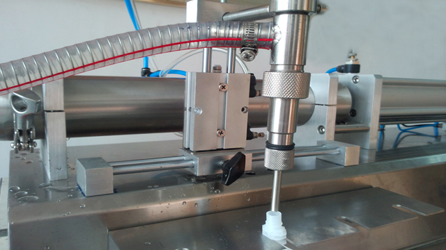 single head filling machine for spout bags with hopper tuitvuller.jpg