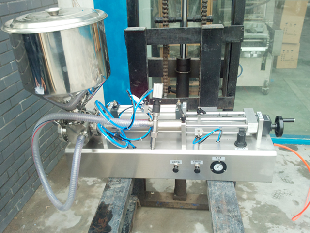 portable filling machine with handheld filling head vulmachine apparatuur semi-automatisch.jpg