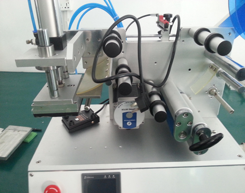 flat surface labeling equipment semi automatic vlakke oppervlakte etiketteermachine uitrusting (3).jpg
